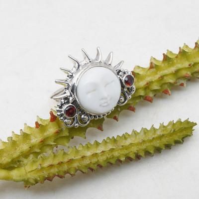 'High-Polished Sun-Themed Natural Round Garnet Cocktail Ring'
