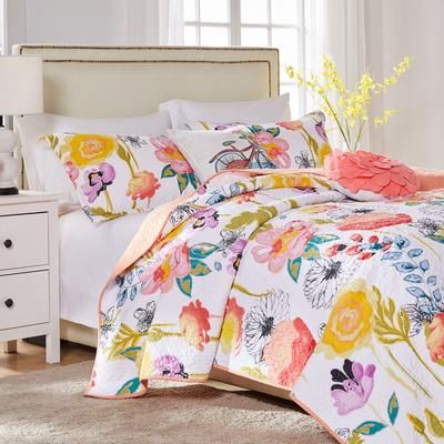Watercolor Dream Finely Stitched Quilt Set with Decorative Pillows by Greenland Home Fashions in White (Size TWIN)