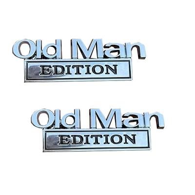 2 pezzi di stemma per auto in edizione Old Man – divertente decalcomania di ricambio in ABS 3D per parafanghi auto, camion, SUV – fantastici adesivi per parafanghi per moto in stile Elder,