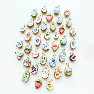 Colorful dopamine pendant with oil droplets, strawberry, crab, heart, shell pattern, color preservation