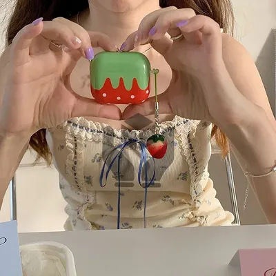 Bella ragazza squisita fragola rossa a pois bianchi con piccolo ciondolo a forma di fragola Custodia lucida per auricolari per AirPods 1 2 3 4 Pro