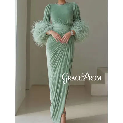 Robe de soirée élégante en velours vert sauge à manches longues avec poignets à plumes, encolure perlée, fente haute, froncée, magnifique tenue de cérémonie
