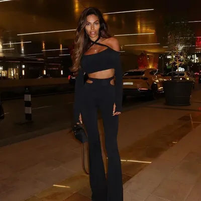Ensemble tendance pour femme : Haut court asymétrique à une épaule avec décolleté croisé, pantalon évasé taille haute, coupe ajustée style Spicy Girl