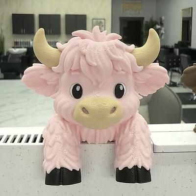 Compagno di peluche a forma di mucca delle Highlands, ideale come monitor e assistente virtuale, stampato in 3D per il supporto emotivo da scrivania e decorazione per ufficio.