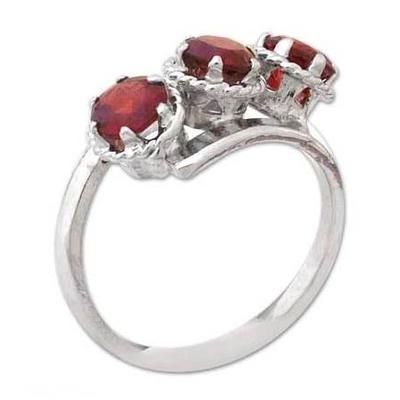 Garnet 3 stone ring 'Glamorous'
