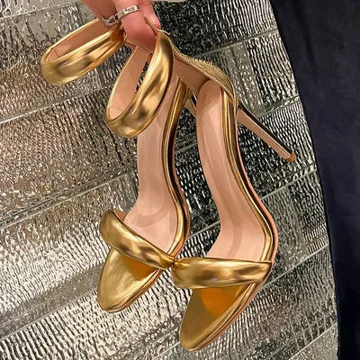Sandales femmes 2025 Style concis sandales à une sangle pour filles femmes Sexy talon aiguille dos fermeture éclair couverture talons été Sandalias or
