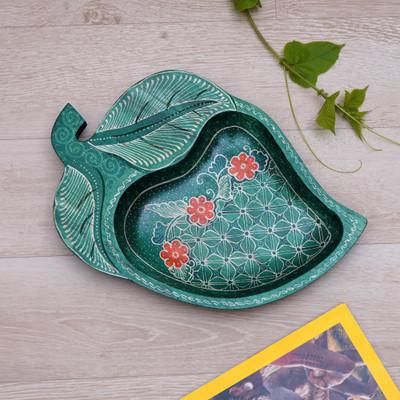'Batik Leaf-Shaped Green and Red Pule Wood Decorative Plate'