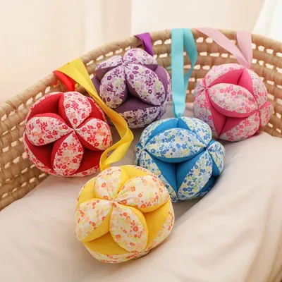 1Pc bébé main attraper tissu balle jouet Interaction infantile coloré hochet balle jouet avec ruban apaiser lit suspendu hochet jouet cadeau