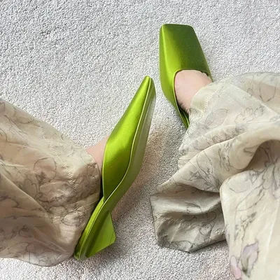 Élégant vert Satin Designer pantoufles femmes 2025 mode d'été talon bas bout carré Mules mocassins luxe confort glisser sandales