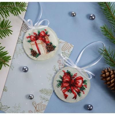 Kit broderie perle suspension "cadeau / boucle", recto et verso