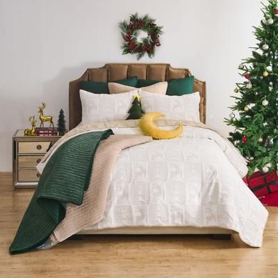 Reindeer Games Holiday Matelassé Coverlet Set by Greenland Home Fashions in White (Size FL/QUE)