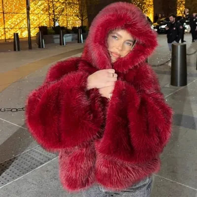 Trendix rouge fausse fourrure manteau à capuche Femme mode manches surdimensionnées solide Cardigan haut 2025 hiver nouveau haut de gamme élégant vêtements d'extérieur