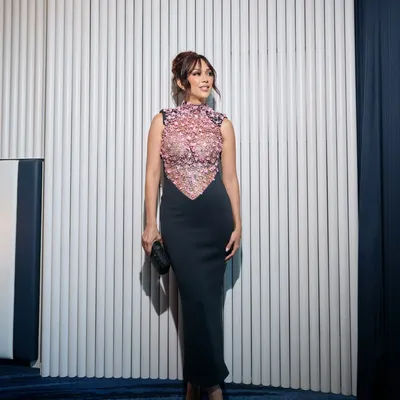 Robe de soirée Chic en Satin noir avec fleurs roses 3D, col haut, col en v, tenue de luxe Maxi pour invités de mariage, robe de tapis rouge