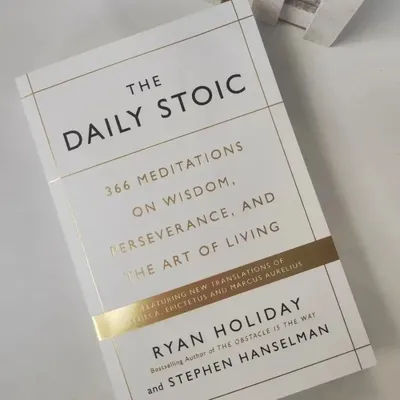 "The Daily Stoic" by Ryan Holiday - Bilingual Edition: 366 Meditations on Wisdom & Perseverance