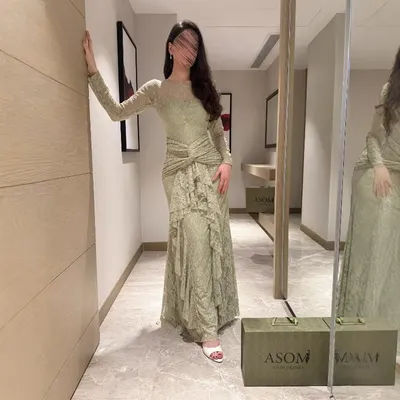 Robe longue en dentelle transparente vert sauge pour femme, à manches longues, avec torsion sur le devant et volants, coupe sirène, idéale pour les invitées de mariage et les soirées.