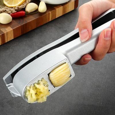 Spremiaglio e affettatrice 2 in 1, tritatutto e schiaccia aglio in lega di alluminio con spazzola per la pulizia, utensile da cucina manuale per schiacciare, affettare e tritare l'aglio