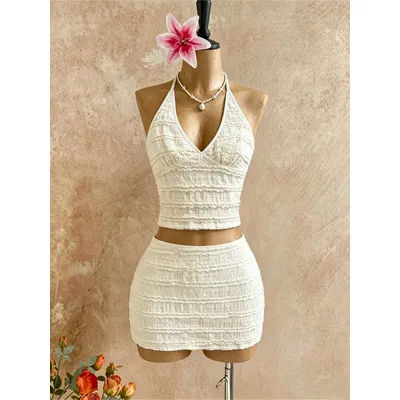 Ensemble 2 pièces pour femme : Haut court texturé à col halter et volants, et mini-jupe moulante taille haute – Collection été 2026, couleur unie