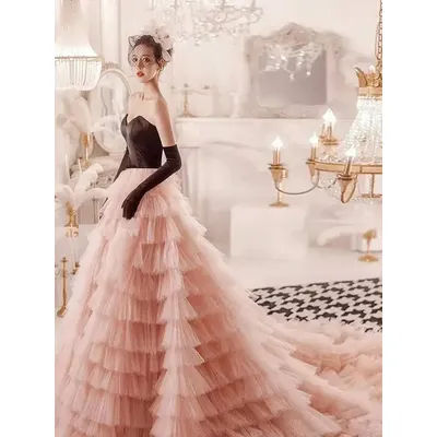 Robe de soirée bustier noire avec haut rose en tulle à volants et longue traîne, idéale pour bal de promo, mariage ou fête