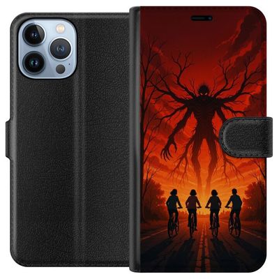 Kompatibelt Lommeboketui til Apple iPhone 13 Pro Max Mørk Stranger Things-inspirert skrekkillustrasjon med rød himmel, truende monster og syklende ba