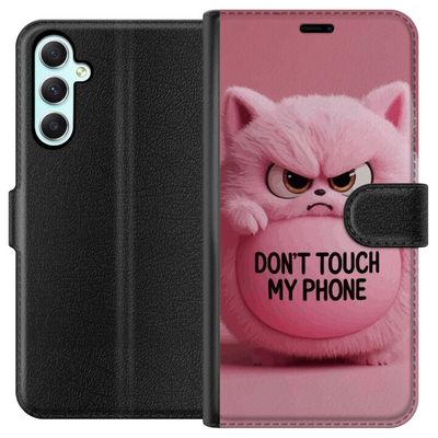 Kompatibelt Lommeboketui til Samsung Galaxy A34 Humoristisk rosa katt med teksten Don't Touch My Phone, et morsomt trendy motiv som passer perfekt so