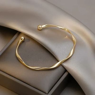 Ny modetrend Unikt design Elegant Udsøgt Twist Enkelt Armbånd Kvinder Smykker Bryllupsfest Premium Gave Engros