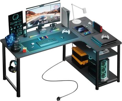 Gaming skrivbord - L-format hörnskrivbord - Med hylla - USB‑port & eluttag - Reptålig - Justerbara fötter - Ljusgrå
