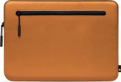 Incase Compact Sleeve etui i Flight Nylon med glidelås for MacBook Pro (13" 2022-2012) & MacBook Air (13" 2022-2018) – Cognac Amber