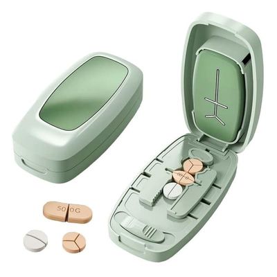 Ny bærbar pillekutter | Justerbar, præcis dosering | Skærer nemt tabletter i 1/2, 1/3 eller 1/4 stykker | Et essentielt hjælpemiddel til medicin derhjemme (grøn)