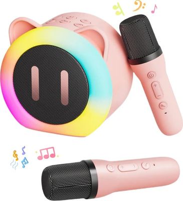 Karaokemaskine med to trådløse mikrofoner, en børnemikrofon og en bærbar Bluetooth-højttaler med stemmeskiftende effekter og LED-lys.