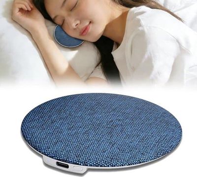 Denna under-kudde-högtalare, en Bluetooth-kudde-högtalare, ger bättre sömn med lugnande vitt brus och högkvalitativa ljudeffekter.