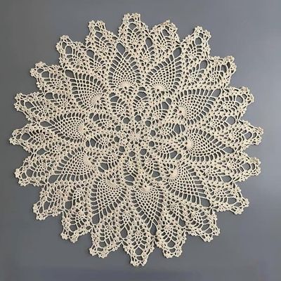 Handgjord rund bordsduk i bomull - virkad spetsduk i vintagestil 60 cm