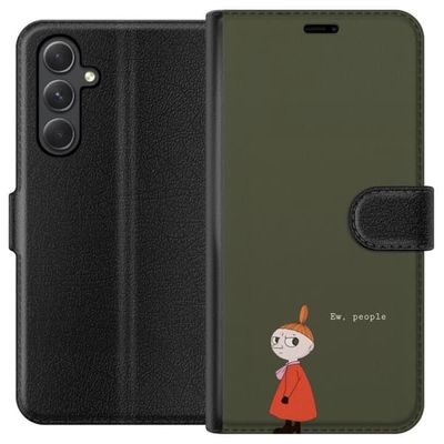 Kompatibelt Lommeboketui til Samsung Galaxy A15 5G Illustrert motiv med Lille My i oransje kjole, humoristisk sitat og dempet grønn bakgrunn