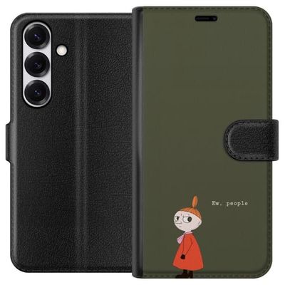 Kompatibelt Lommeboketui til Samsung Galaxy S26 Illustrert motiv med Lille My i oransje kjole, humoristisk sitat og dempet grønn bakgrunn