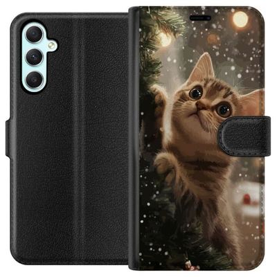 Kompatibelt Lommeboketui til Samsung Galaxy A34 Katt som klatrer i juletre med snøfall koselig vinterdesign perfekt for katt og juleelskere