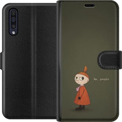 Kompatibelt Lommeboketui til Samsung Galaxy A50 Illustrert rødhåret jente i oransje kjole med teksten «Ew, people» på en dempet grønn bakgrunn