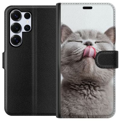Kompatibelt Lommeboketui til Samsung Galaxy S25 Ultra Nærbilde av søt grå katt med tungen ute, sjarmerende dyremotiv perfekt for katteelskere og hum