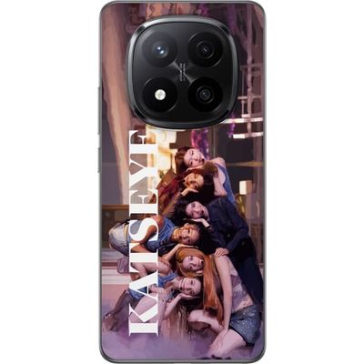 Kompatibelt Mobildeksel til Xiaomi Redmi Note 14 Pro+ KATSEYE i gruppebilde fra scenen med blå denim, headset og myk lilla belysning