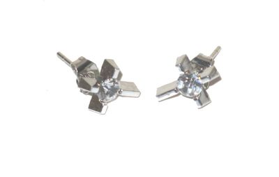 Korsøreringer med hvit stein