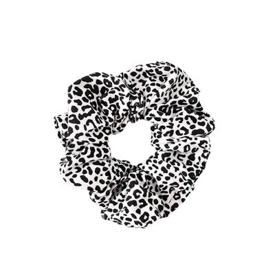 Hårbånd - Scrunchie - Sateng - 12 cm - Leopard - Svart/hvit