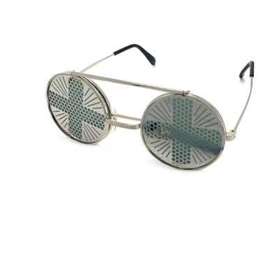 Runde sølvfarvede solbriller med sort glas og metalgitterkors