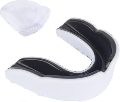 Urheilullinen suusuoja. Muovattava suusuoja kotelolla. Junioradult suusuojakumi
