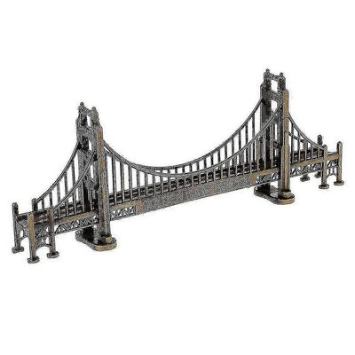 Retrometallinen Golden Gate -sillan patsas