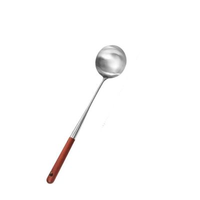 Kokkiluokan ruostumattomasta teräksestä valmistettu erikoisuus kiinalainen Wok-astiasetti, lastalla ja kauhalla puisella kahvalla ja ripustusreiäll...