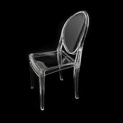 2 läpinäkyvää muovista kristallista ruokapöydän tuolia vuosisadan puolivälin nukkekotiin