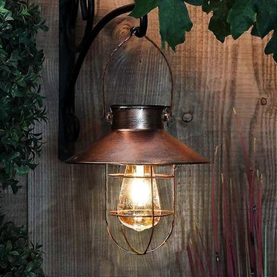 Vintage-metallinen ulkona roikkuva aurinkolyhty lämpimillä led-valoilla pihapihalle patiopuu aurinkomaisema valaistus vintage kupari