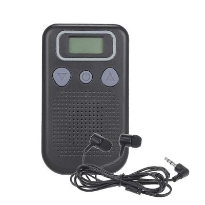 Kuulokojeiden äänenvahvistimen akku, joka saa virtansa korvan kuulonparannuslaitteesta, jossa on kuulokkeet aikuisille ja vanhuksille