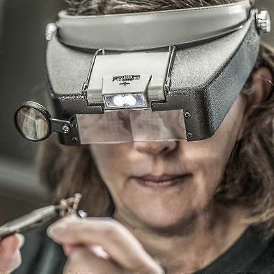 LED-päänauhan suurennuslasi 1,5-10X säädettävällä linssillä korujen korjaamiseen, kellonvalmistukseen, askarteluun