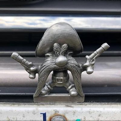 Unbrand Kojoottihupun koriste, sarjakuva vintage-auton sisustus, metallinen huppukoriste, sopii kaikentyyppisiin autoihin B