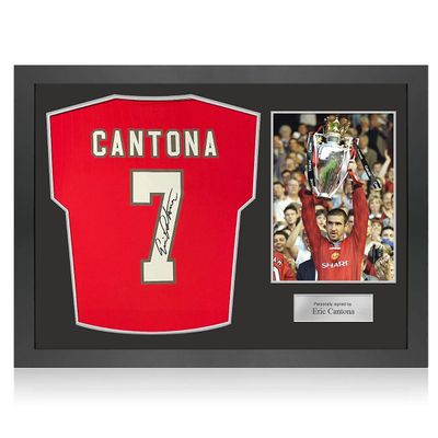 Exclusive Memorabilia Eric Cantona signerte Manchester United 2022-23 fotballdrakt. Ikonramme svart/sølv