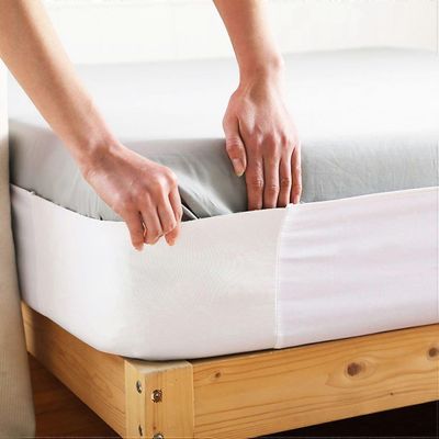 Pari asennettuja elastisia lakanhihnoja makuuhuone lakanan pidikkeelle täysikokoinen